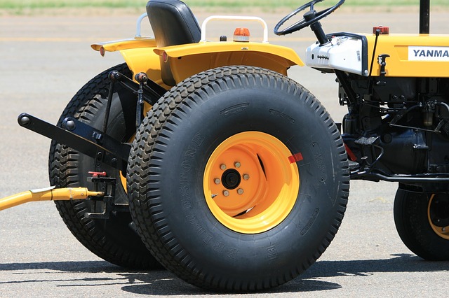 žlutý traktor
