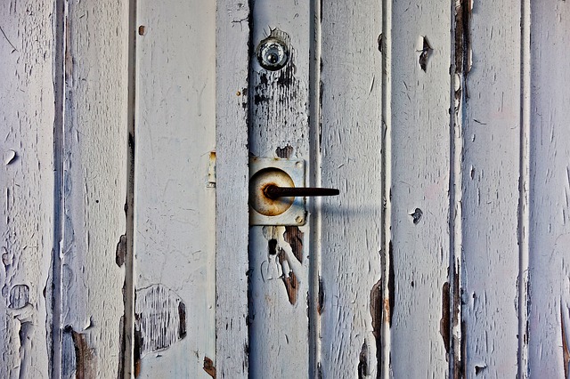 Stará oprýskaná vrata garáže
