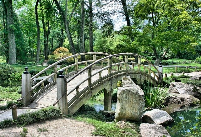 most na zahradě